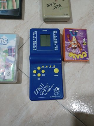 Lote de videojuegos y consolas portátiles
