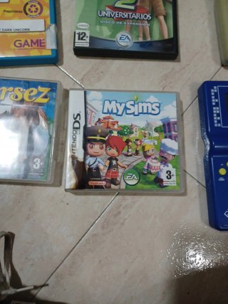 Lote de videojuegos y consolas portátiles