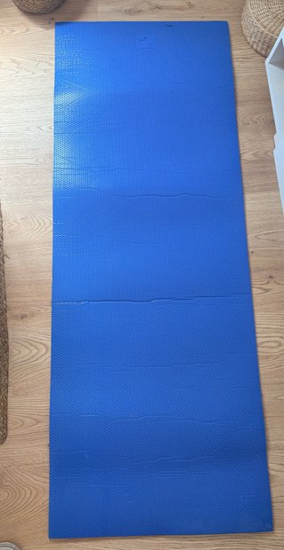 Esterilla azul para yoga o ejercicio