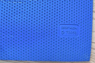 Esterilla azul para yoga o ejercicio