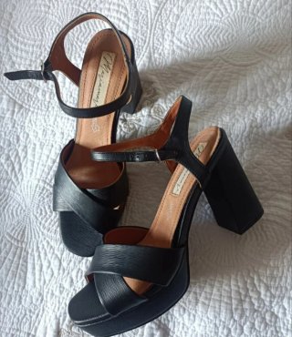 Sandalias negras tacón y plataforma