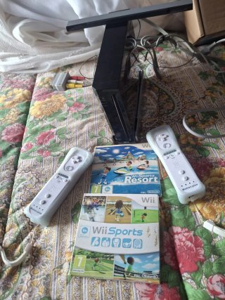 Nintendo Wii + 2 mandos + 2 juegos
