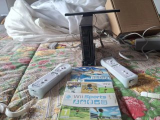 Nintendo Wii + 2 mandos + 2 juegos