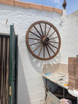 Rueda de carro antigua de madera