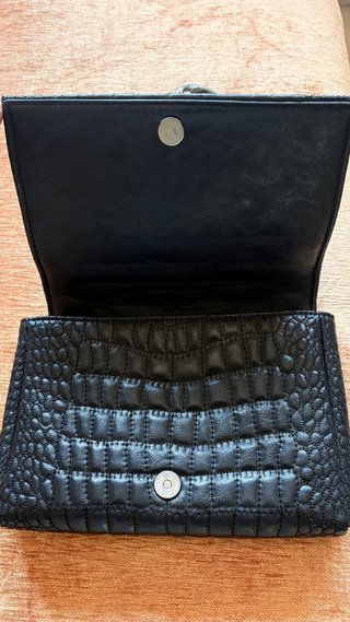 Bolso negro con cadena