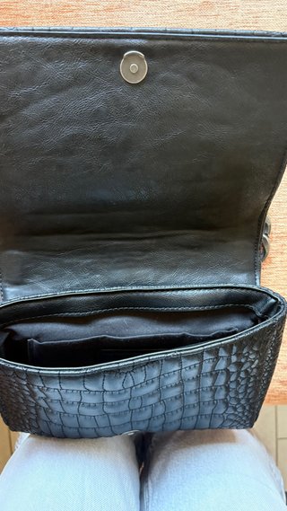 Bolso negro con cadena