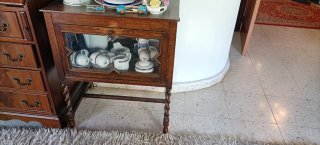 Mueble de te madera y vidrio