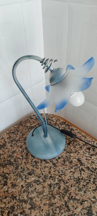 Lámpara de mesa floral azul y blanca