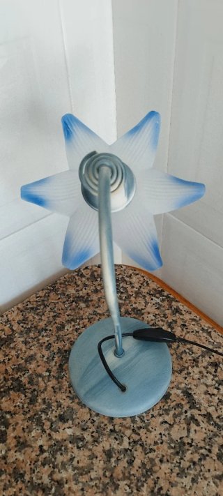 Lámpara de mesa floral azul y blanca