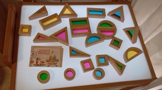 Mesa de luz,dos sillas y accesorios.