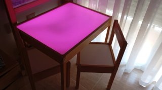 Mesa de luz,dos sillas y accesorios.