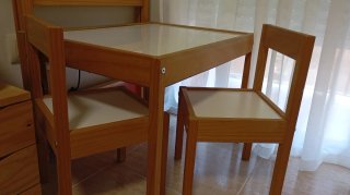 Mesa de luz,dos sillas y accesorios.