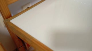 Mesa de luz,dos sillas y accesorios.