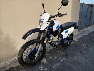 Yamaha XT600E Enduro Azul y Blanco