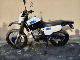 Yamaha XT600E Enduro Azul y Blanco