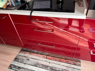 Muebles de cocina rojos con brillo
