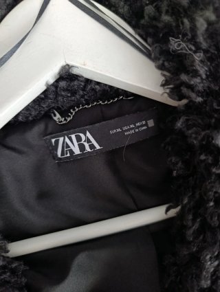Abrigo Zara Negro Peludo