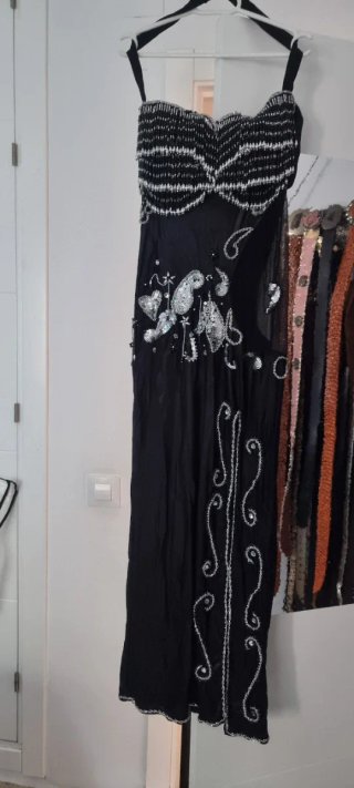 Vestido de danza negro con adornos plateados