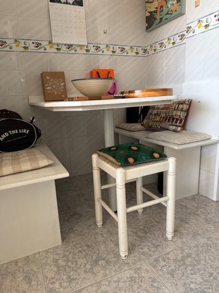 Mesa, bancos y luz cocina