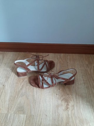 Sandalias de tacón marrones