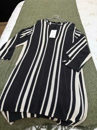 Vestido chilaba con etiqueta Zara rayas