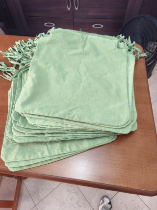 Cortinas verdes y cojines