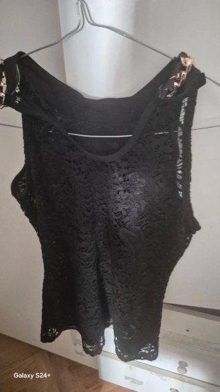 Blusa negra con cadena dorada