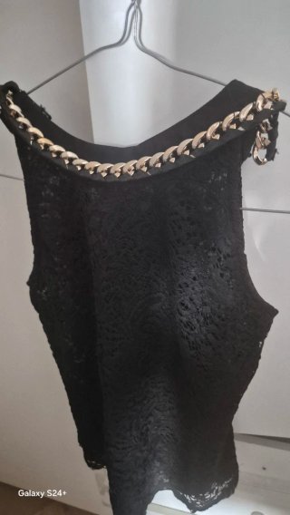 Blusa negra con cadena dorada