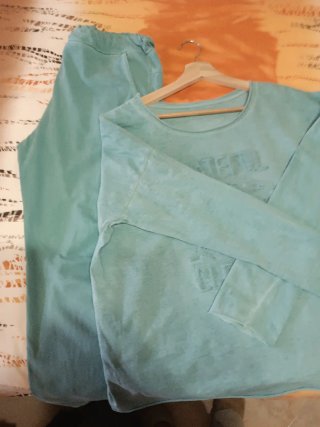 Conjunto deportivo pantalón y camiseta