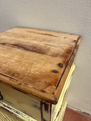 Mesita de noche de madera