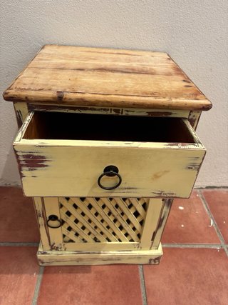 Mesita de noche de madera