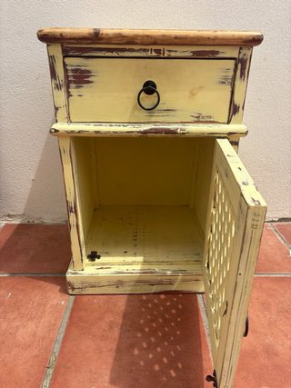 Mesita de noche de madera