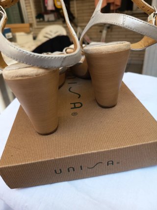 Sandalias Unisa plateadas con abalorios .