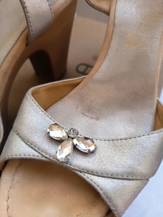 Sandalias Unisa plateadas con abalorios .