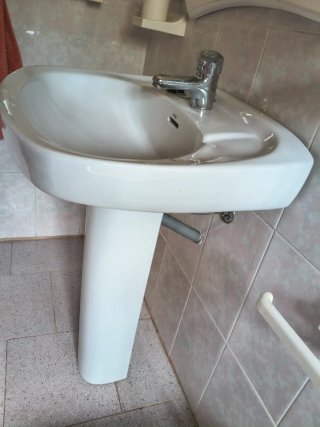 Lavabo de porcelana blanco con pie