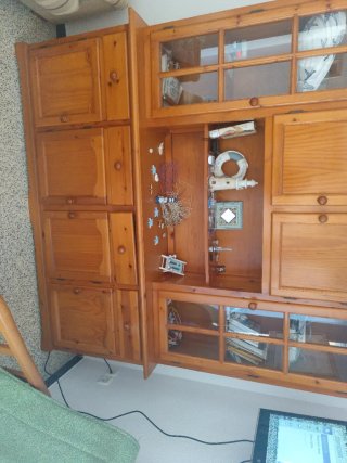 Librería y mesa comedor con sillas