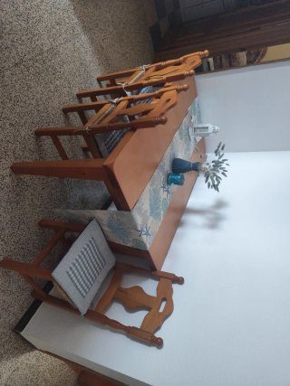 Librería y mesa comedor con sillas