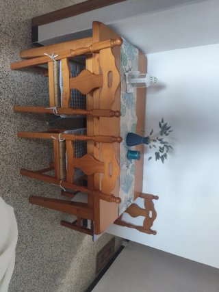 Librería y mesa comedor con sillas