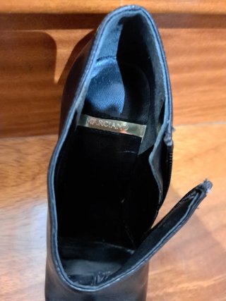 Botines Marciano Tacón 11cm Negros Dorados