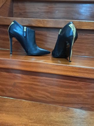 Botines Marciano Tacón 11cm Negros Dorados