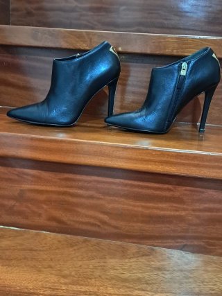 Botines Marciano Tacón 11cm Negros Dorados