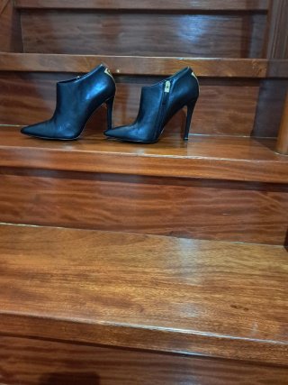 Botines Marciano Tacón 11cm Negros Dorados