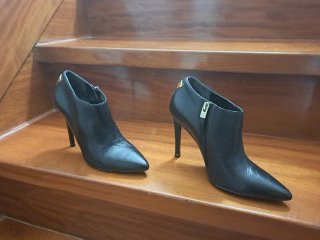 Botines Marciano Tacón 11cm Negros Dorados