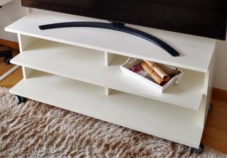 Mueble TV blanco con ruedas.