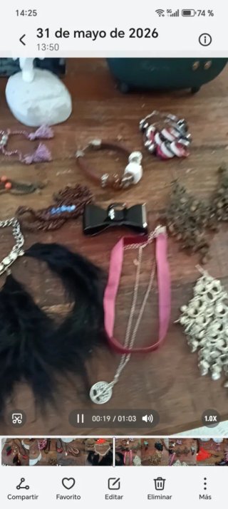 Bisutería negra y dorada..se vende  lote completo