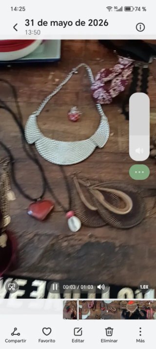 Bisutería negra y dorada..se vende  lote completo