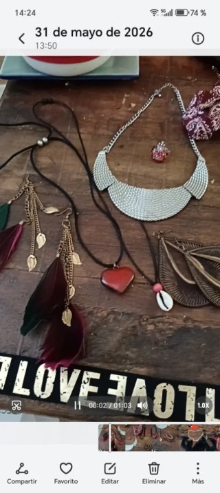 Bisutería negra y dorada..se vende  lote completo
