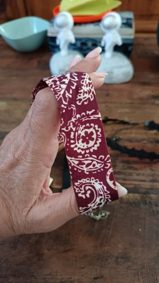 Bisutería negra y dorada..se vende  lote completo