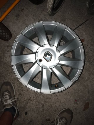 Llantas 16 Renault, con 2 neumáticos Michelin Cros