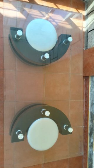 Mesa de centro cristal y taburetes